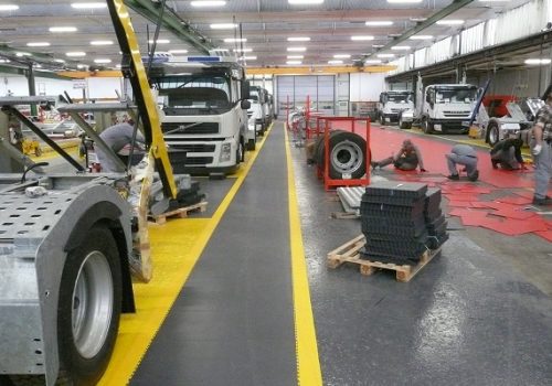 Industrial production line with a grey Flexi-Tile floor